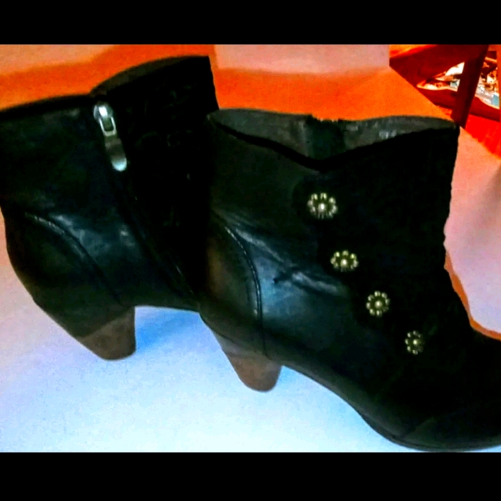 L'Artiste Bridgerton style booties